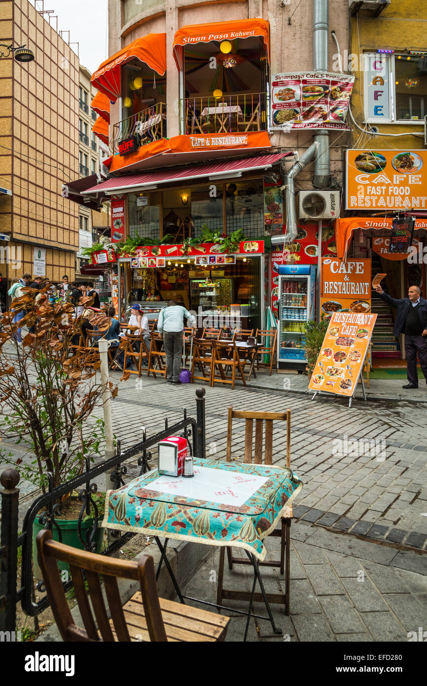 Ein kleiner Outdoor-lokal auf der Straße in Sultanahmet, Istanbul, Türkei, Eurasien. Stockfoto