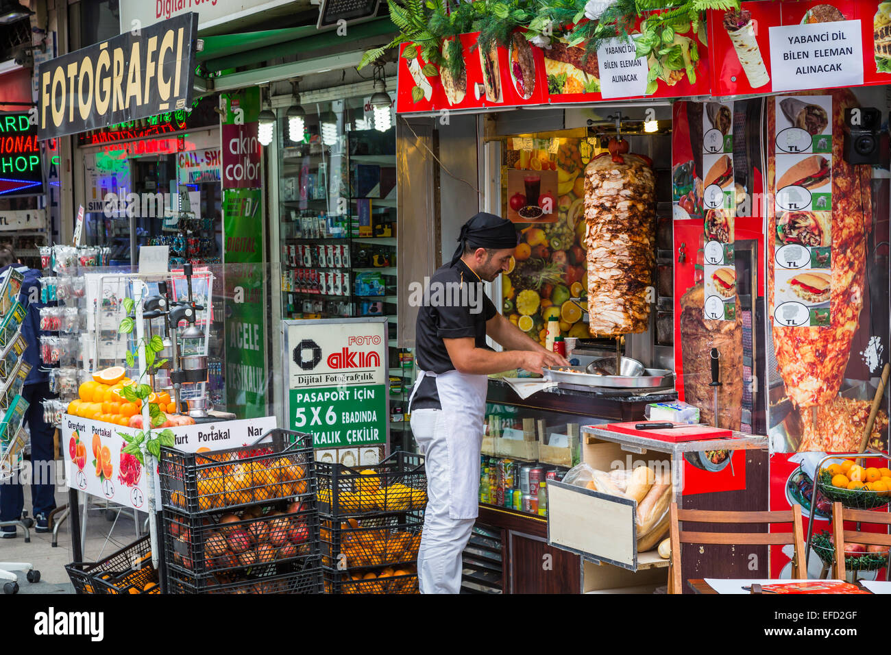 Ein kleines Restaurant im Freien Straße Verkauf von Fast-Food Döner in Sultanahmet, Istanbul, Türkei, Eurasien. Stockfoto