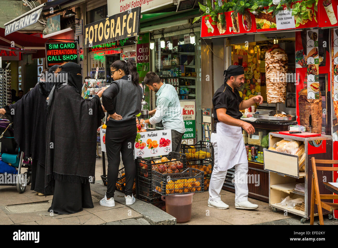 Ein kleines Restaurant im Freien Straße Verkauf von Fast-Food Döner in Sultanahmet, Istanbul, Türkei, Eurasien. Stockfoto
