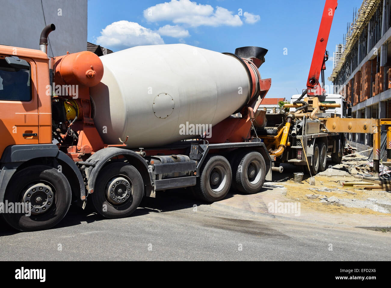 Betonmischer-LKW auf der Baustelle Stockfoto