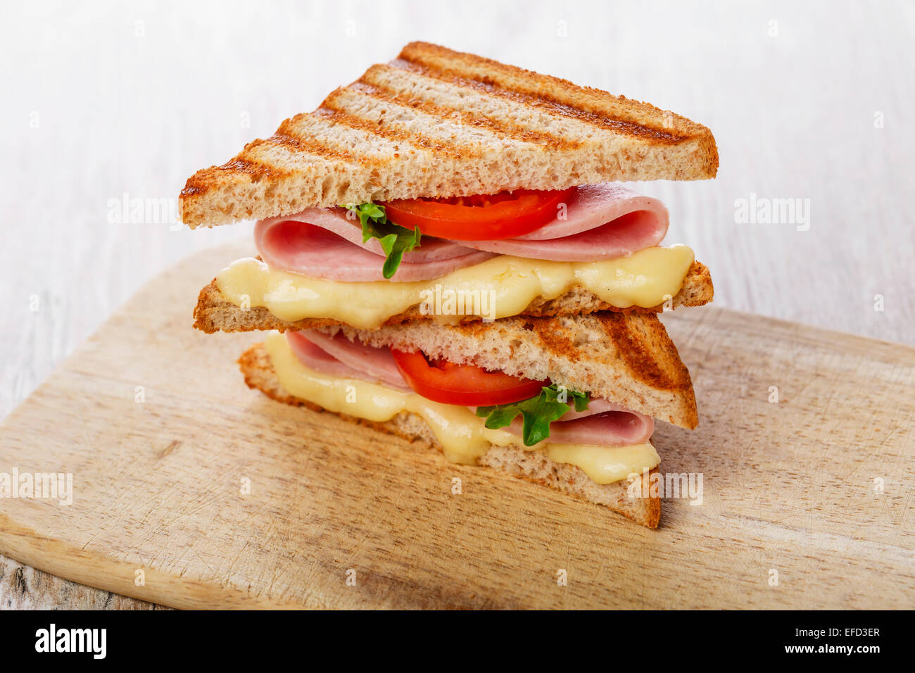Sandwich Toast mit Käse, Tomaten und Schinken gegrillt Stockfotografie ...