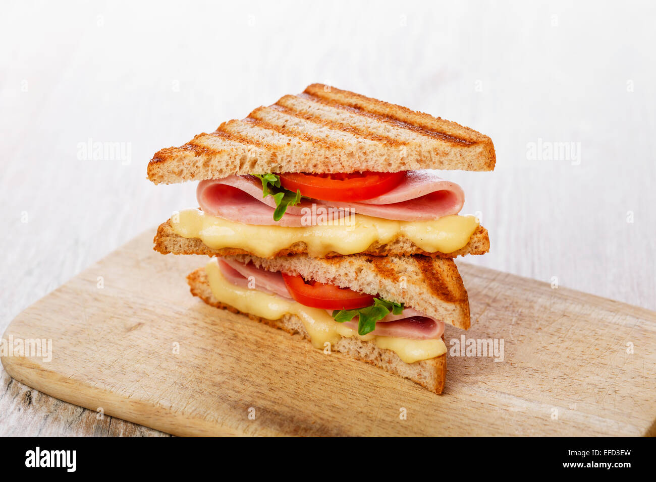 Sandwich Toast mit Käse, Tomaten und Schinken gegrillt Stockfotografie ...