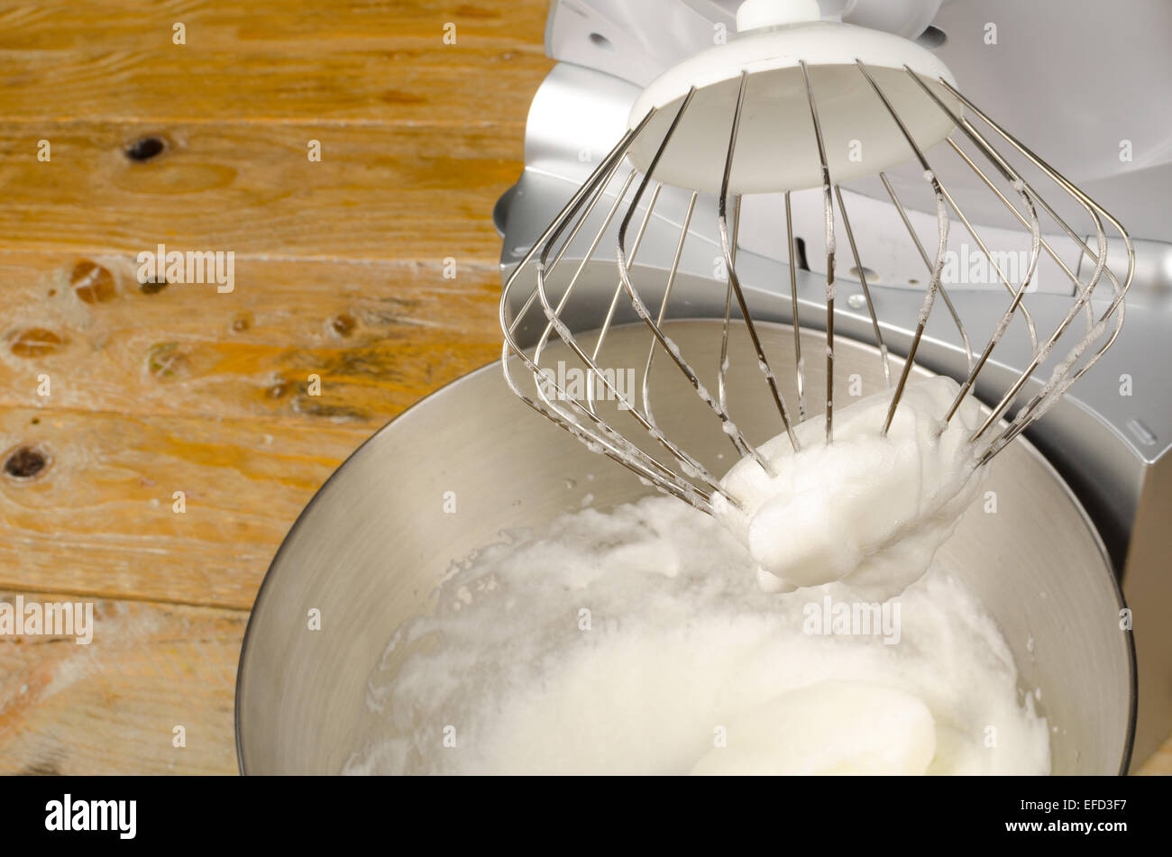 Freashly geschlagen steifen Eiweiß in einer Küchenmaschine Stockfoto