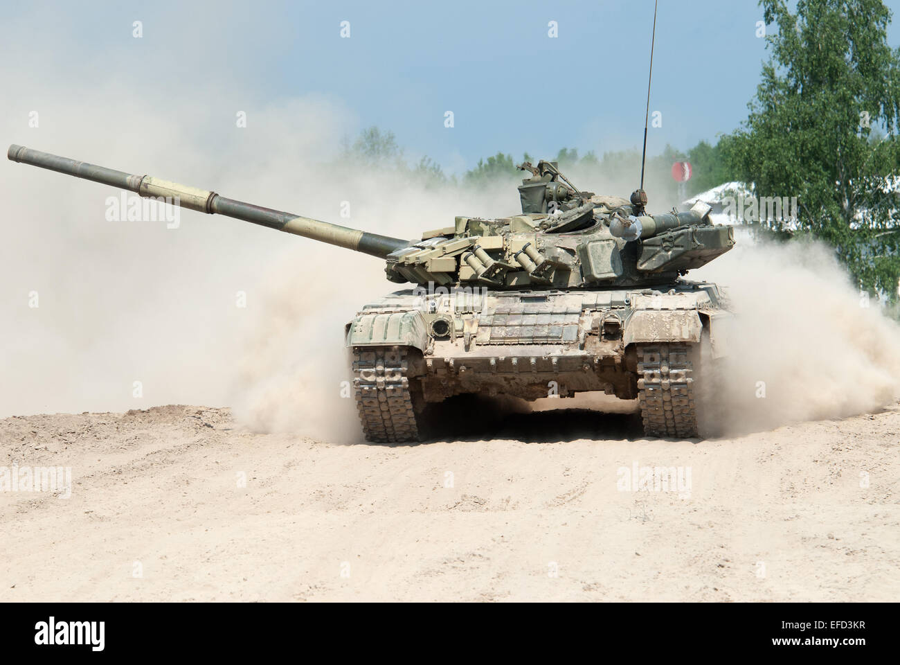 T-64BV bewegt sich auf Trainingsbereich Stockfoto