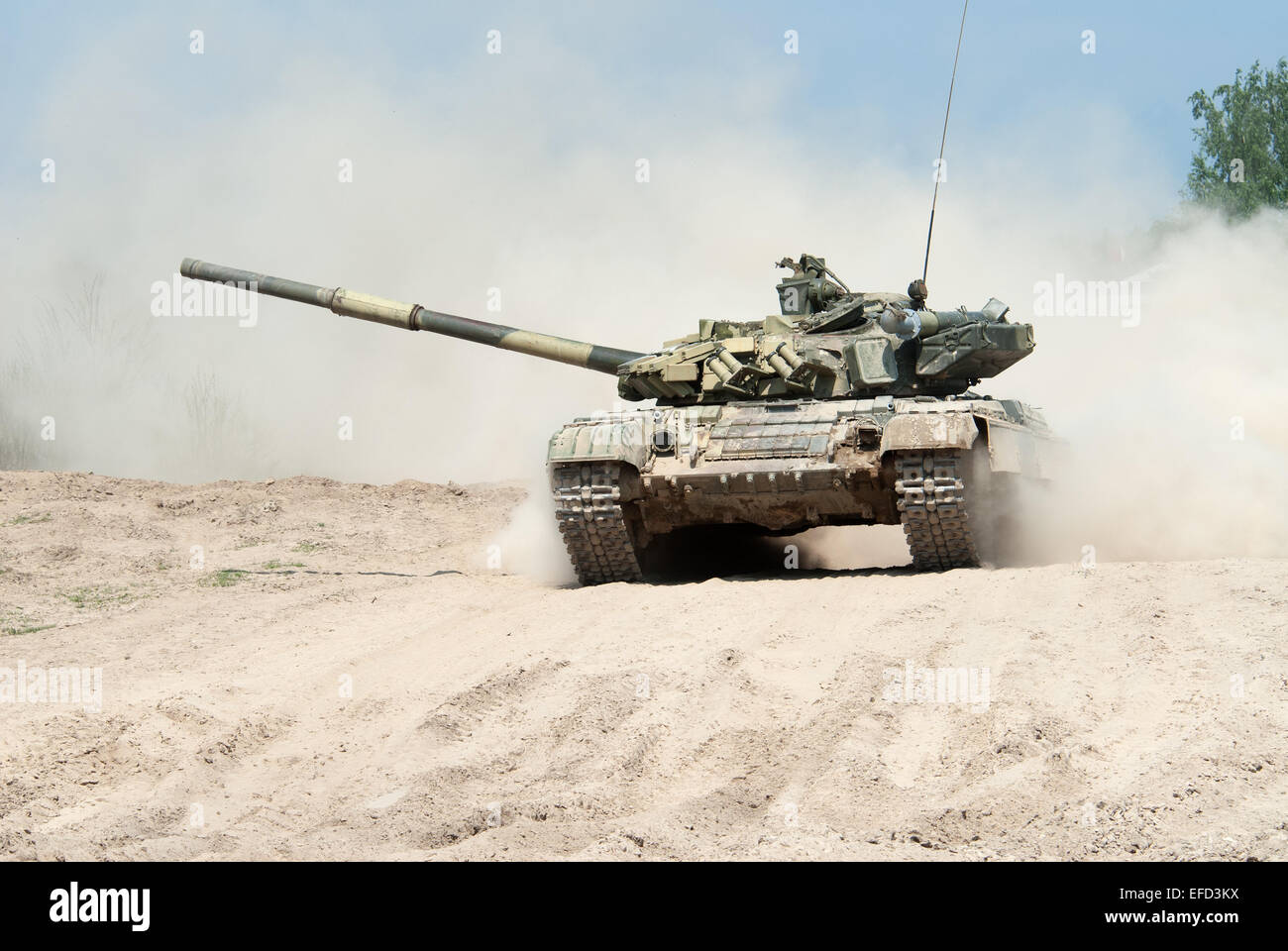 T-64BV bewegt sich auf Trainingsbereich Stockfoto