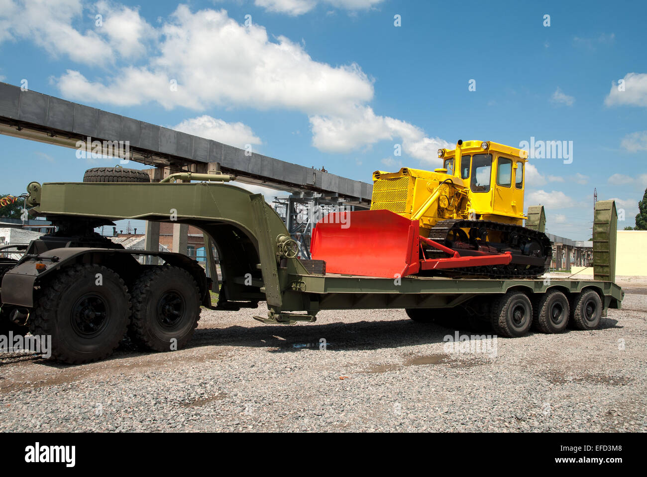 Transport von schweren Caterpillar Bulldozer auf einem Anhänger. Stockfoto