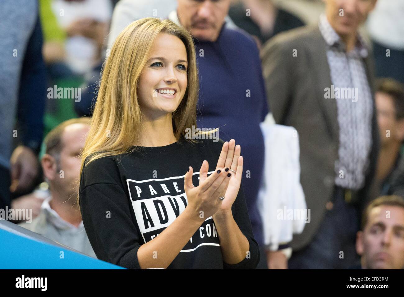 Melbourne, Australien. 1. Februar 2015. Kim Sears, die Verlobte des 6. Samen Andy Murray (GBR) beobachtet ihn das Gericht geben Sie für die Männer Endspiel gegen die 1. gesetzte Novak Djokovic (SRB) am Tag 14 des 2015 Australian Open Grand-slam-Tennis-Turnier im Melbourne Park in Melbourne, Australien. Sydney Low/Cal-Sport-Medien. Stockfoto