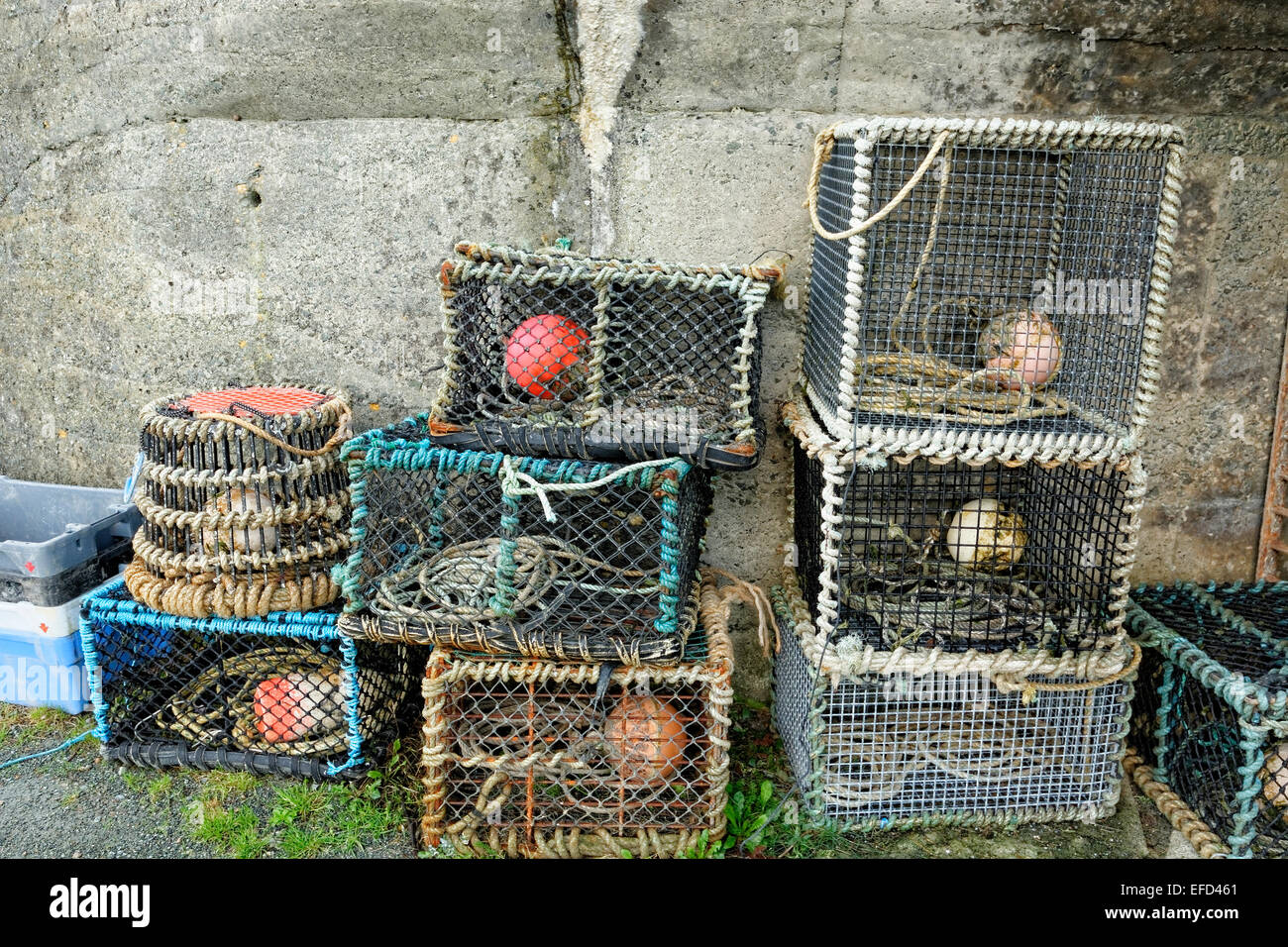 Fischernetze am Hafen in Porth Gain, Pembrokeshire bei Ebbe Stockfoto