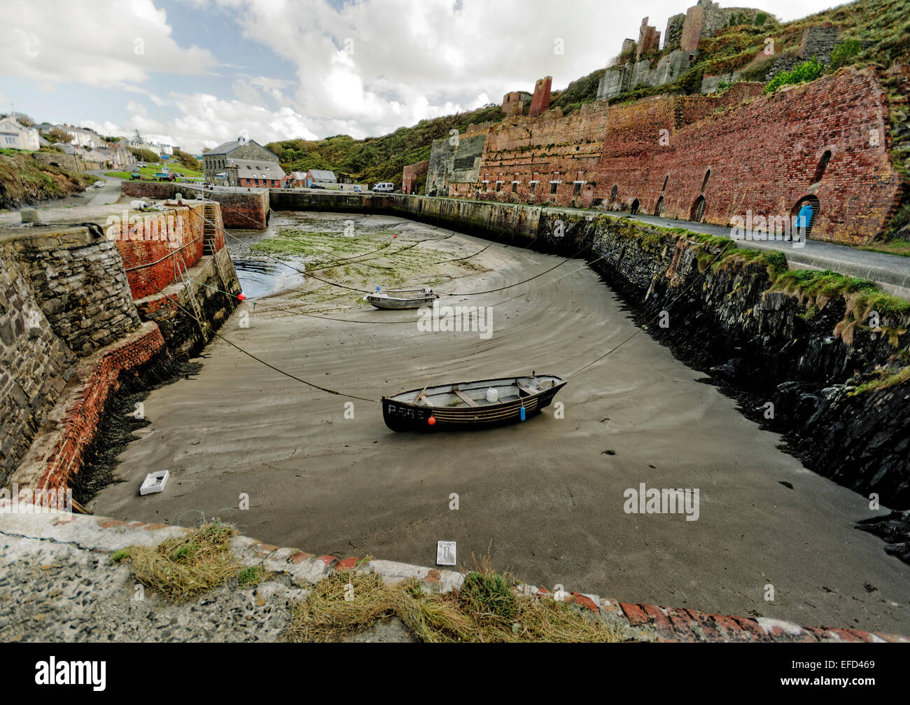 Der Hafen von Porth Gain, Pembrokeshire bei Ebbe Stockfoto