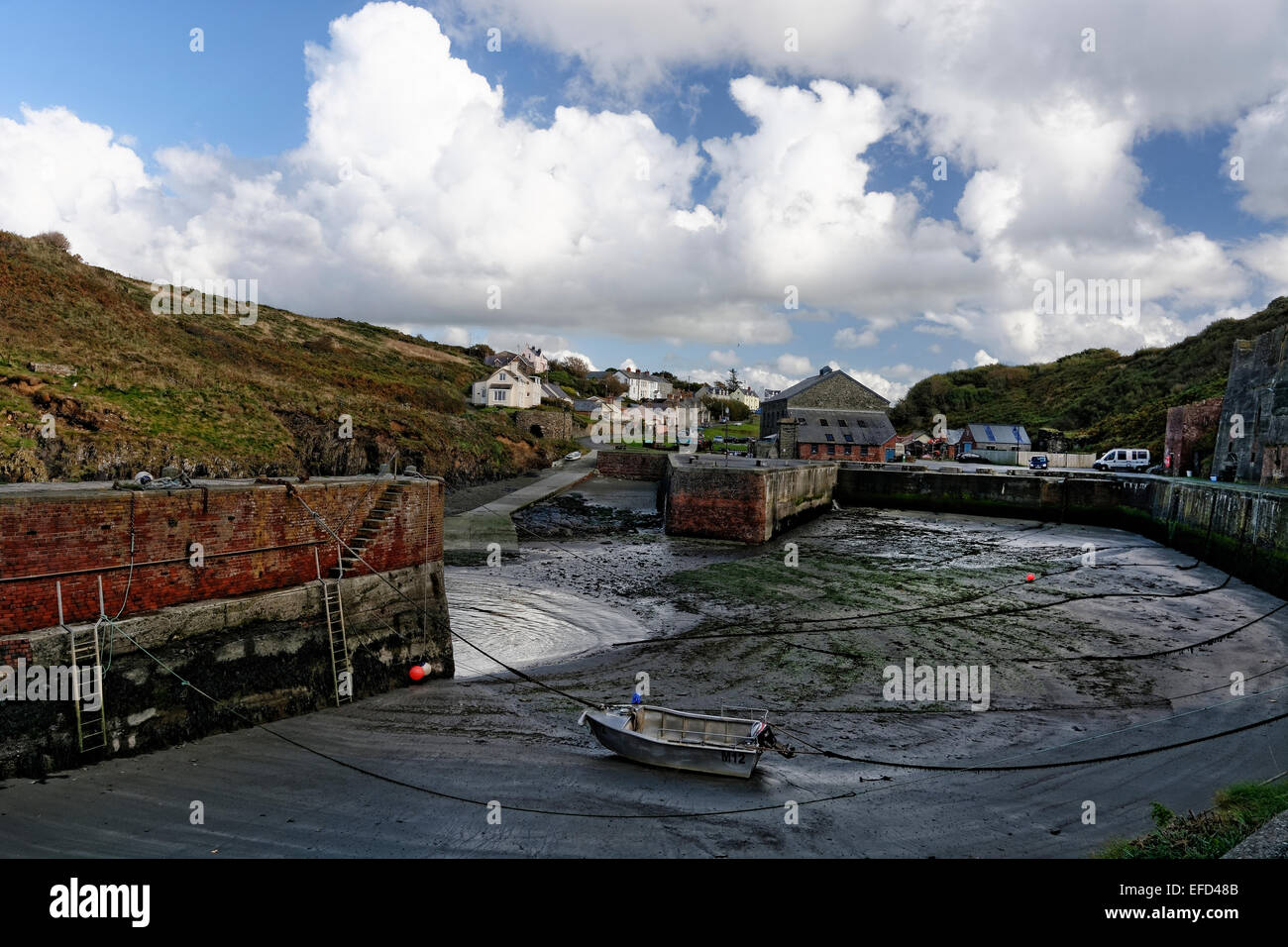 Der Hafen von Porth Gain, Pembrokeshire bei Ebbe Stockfoto