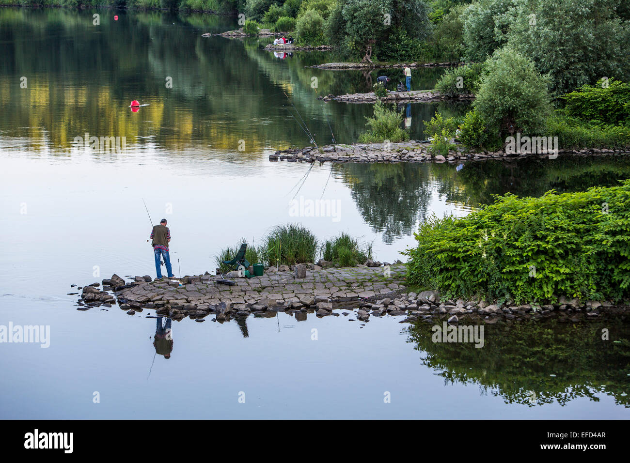 Angler Fischen, Fluss Ruhr, Essen, Deutschland Stockfoto