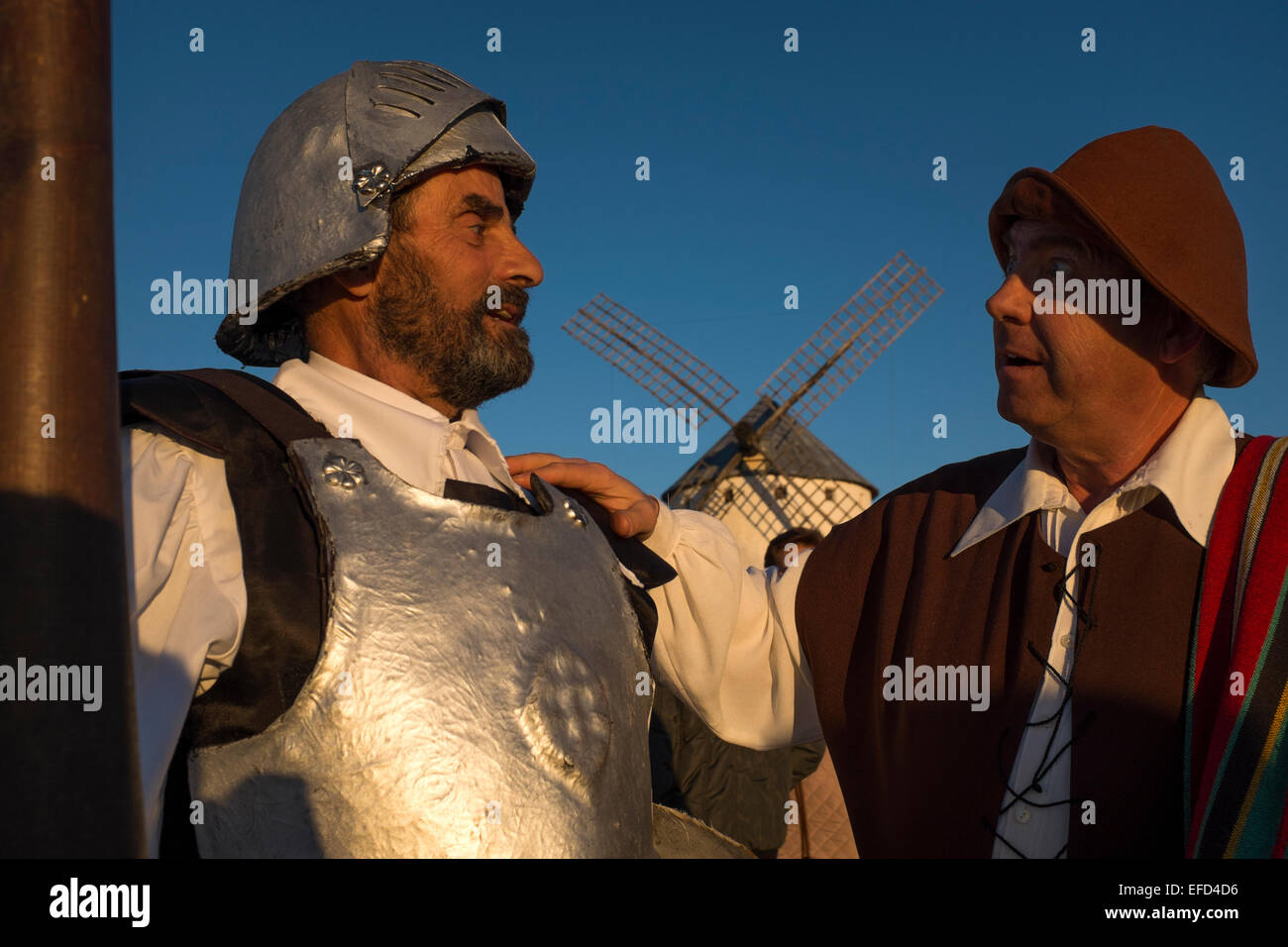 Zwei Bürger von Campo de Criptana verkleidet als Don Quijote und Sancho Panza, Teilnahme an einer Veranstaltung gegen Windmühlen Stockfoto