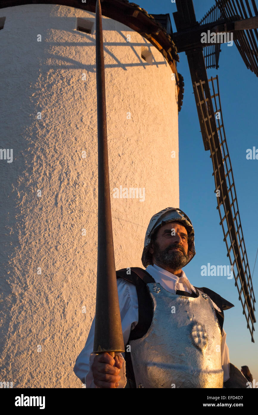 Ein Bürger von Campo de Criptana verkleidet als Don Quijote, beteiligt sich an einer Veranstaltung gegen Windmühlen Stockfoto