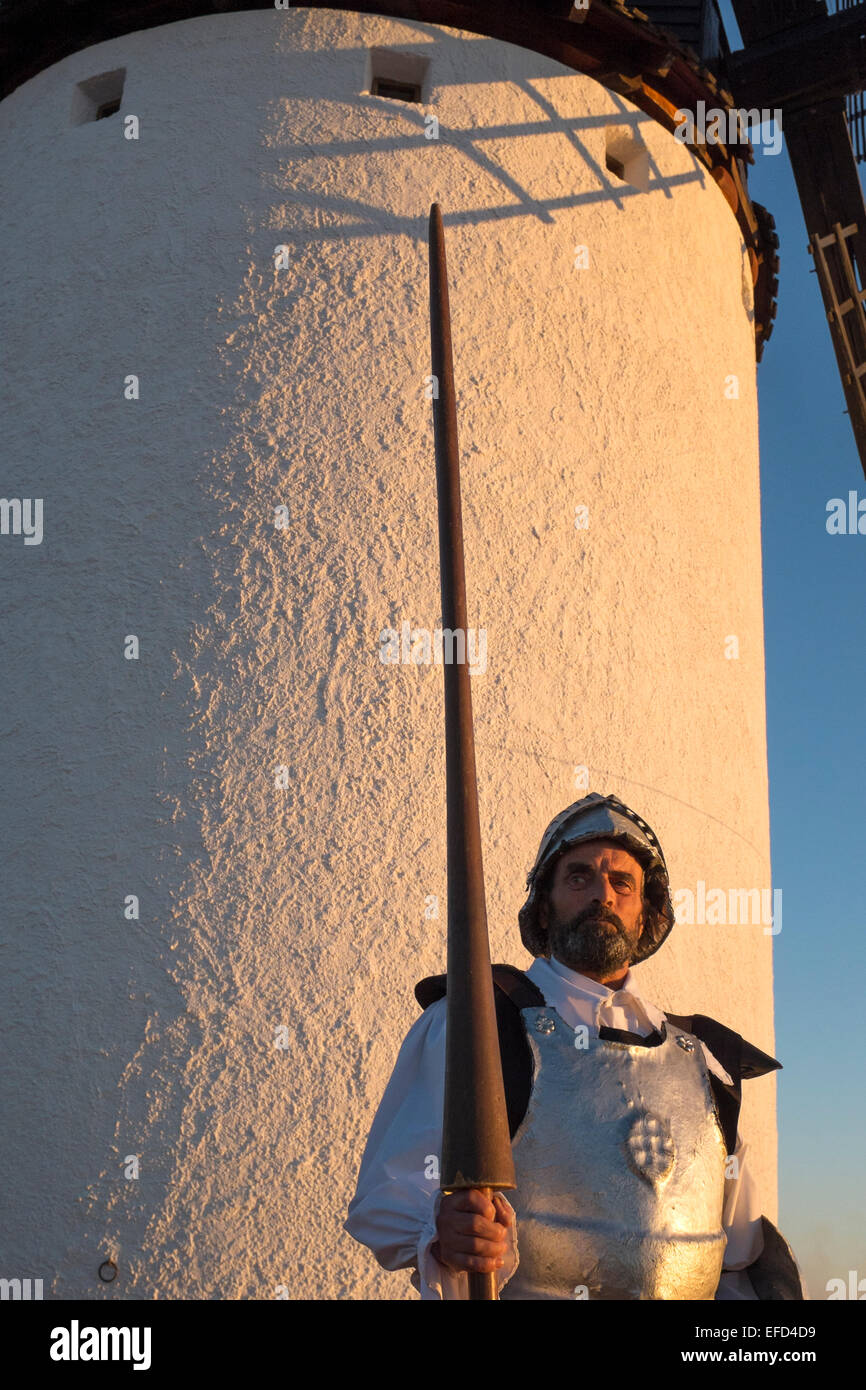 Ein Bürger von Campo de Criptana verkleidet als Don Quijote, beteiligt sich an einer Veranstaltung gegen Windmühlen Stockfoto