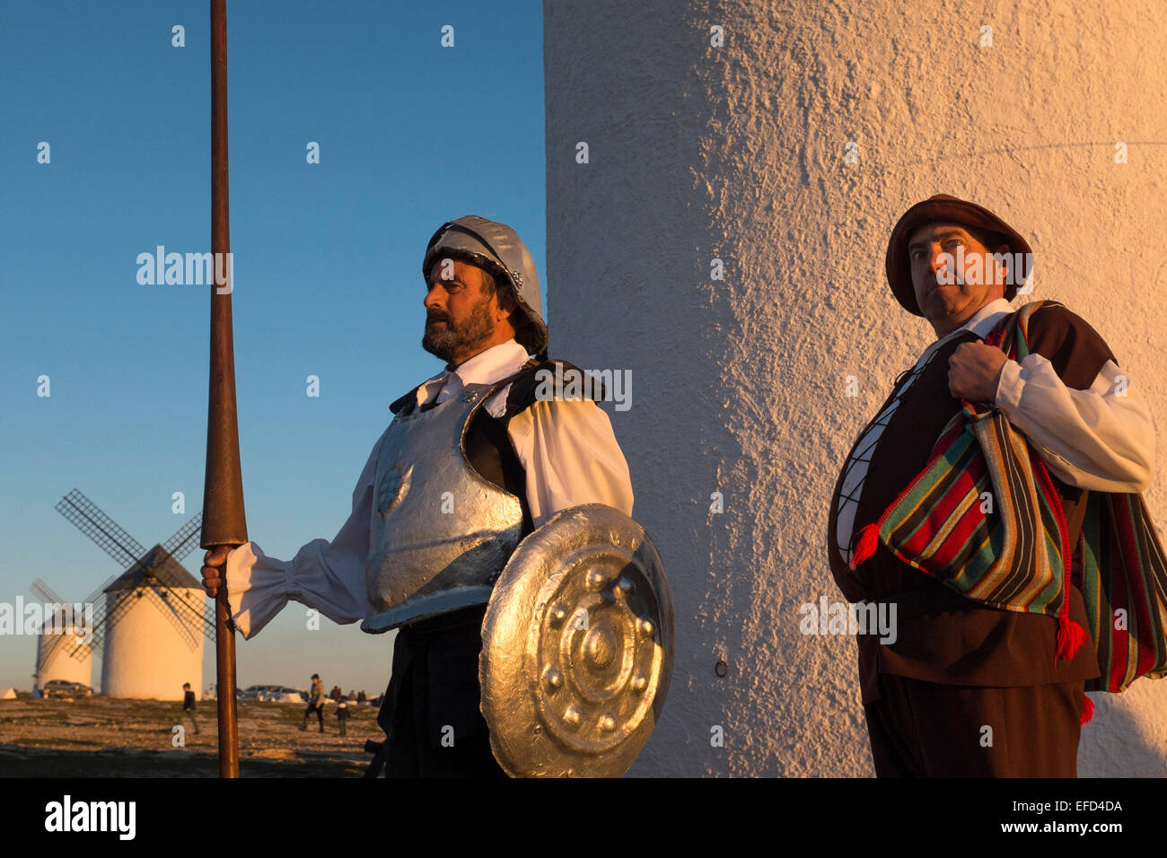 Zwei Bürger von Campo de Criptana verkleidet als Don Quijote und Sancho Panza, Teilnahme an einer Veranstaltung gegen Windmühlen Stockfoto