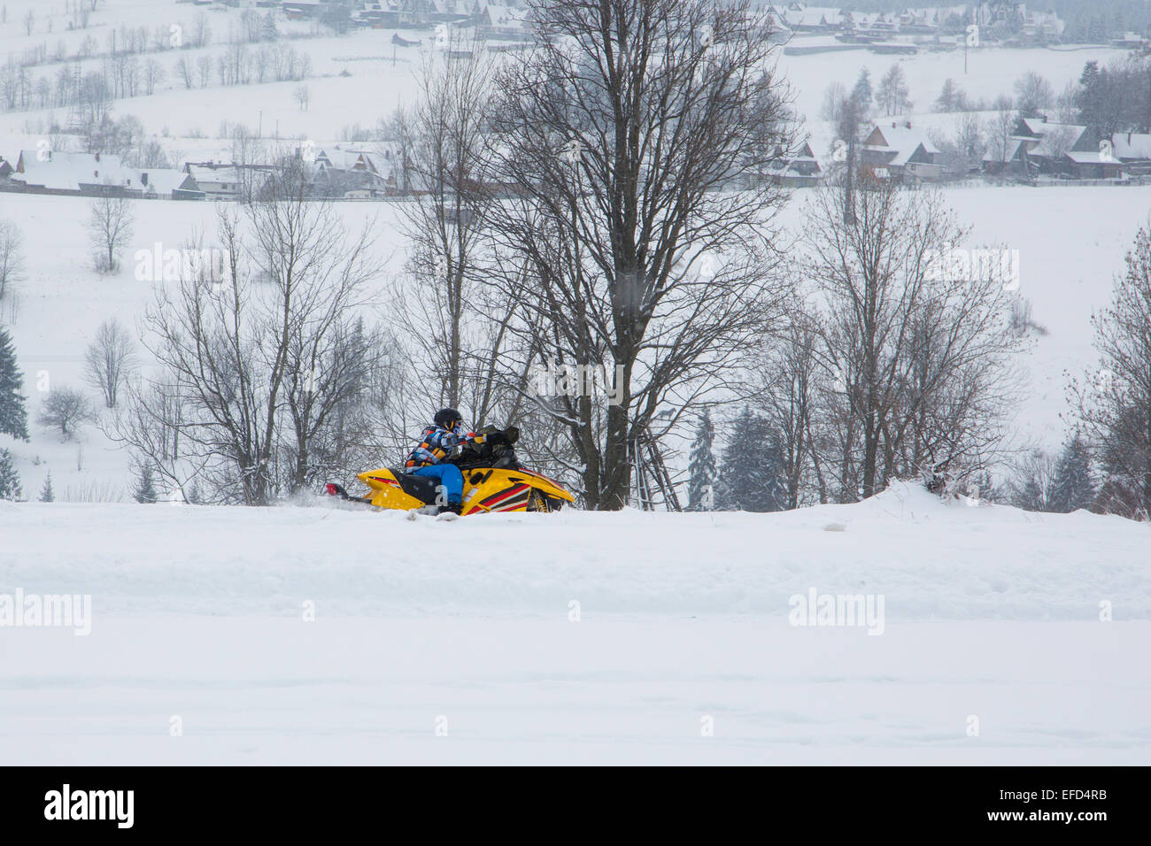 Motorschlitten in Winterlandschaft Stockfoto