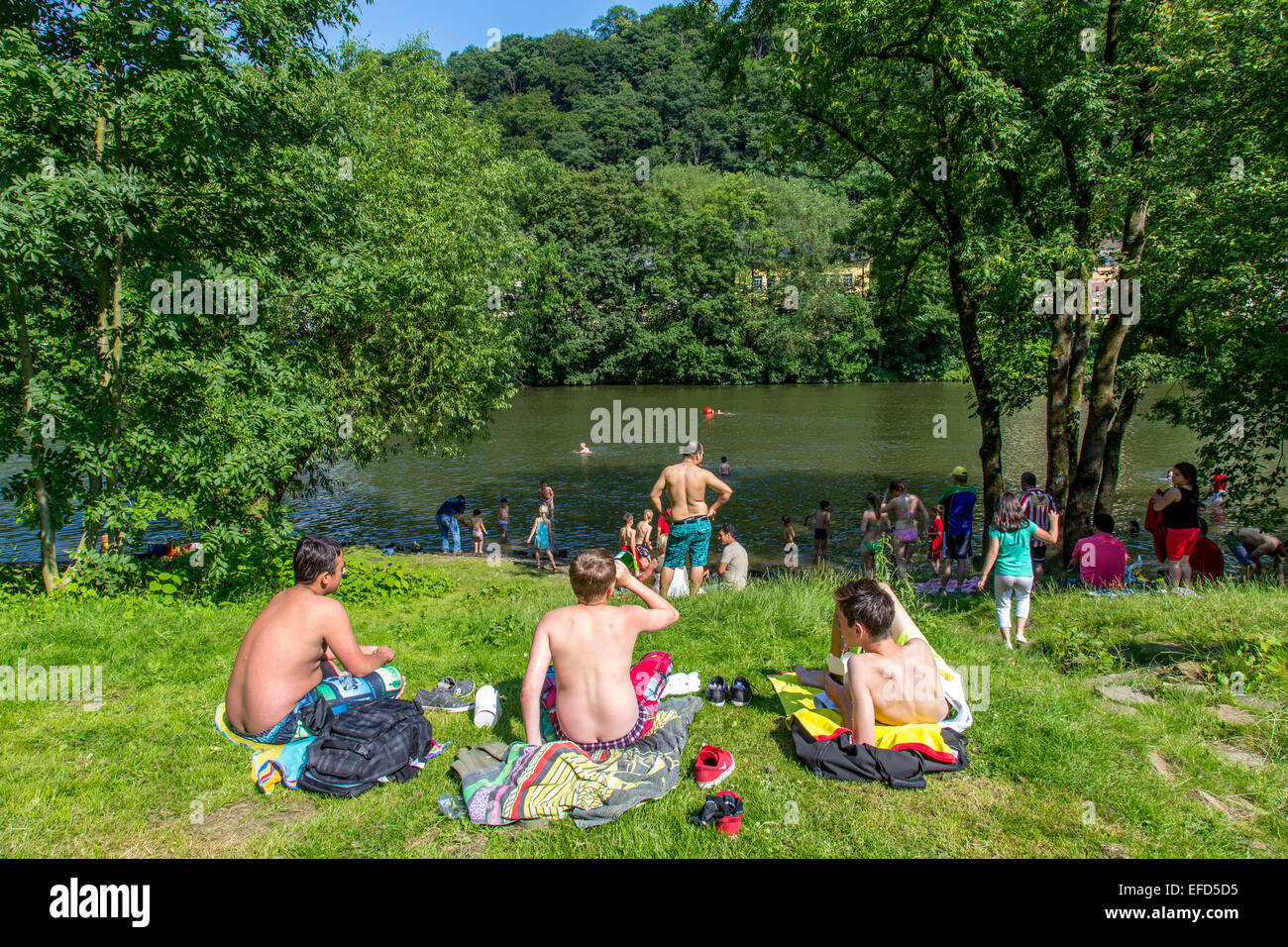 Park am Ufer des Flusses Ruhr Essen, Deutschland, Erholungsgebiet im Sommer, BBQ-Platz, Stockfoto
