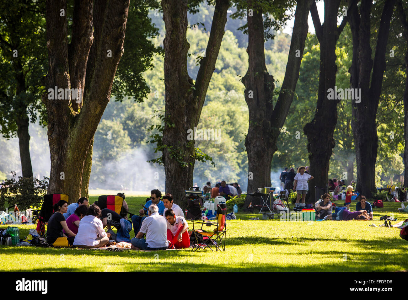 Park am Ufer des Flusses Ruhr Essen, Deutschland, Erholungsgebiet im Sommer, BBQ-Platz, Stockfoto