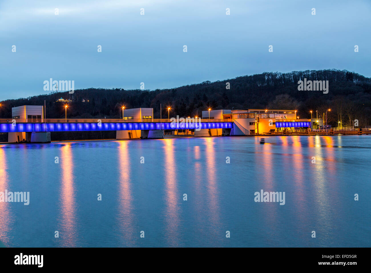 Dam "Baldeneysee" See, ein Stausee, Fluss Ruhr, nachts beleuchtet, mit einem Schiff Schloss und ein Wasserkraftwerk Stockfoto