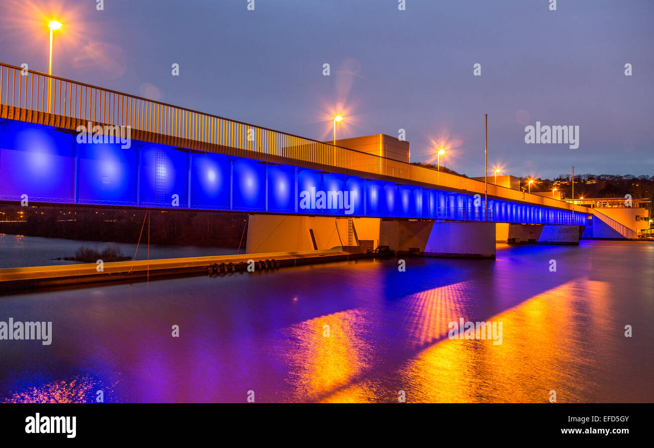 Dam "Baldeneysee" See, ein Stausee, Fluss Ruhr, nachts beleuchtet, mit einem Schiff Schloss und ein Wasserkraftwerk Stockfoto