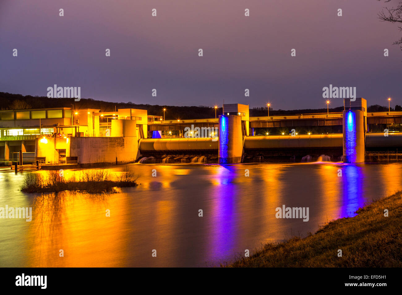 Dam "Baldeneysee" See, ein Stausee, Fluss Ruhr, nachts beleuchtet, mit einem Schiff Schloss und ein Wasserkraftwerk Stockfoto