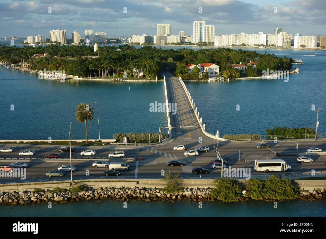 Luftaufnahme von MacArthur Causeway, Star Island und Miami Beach im Hintergrund, Miami, Florida