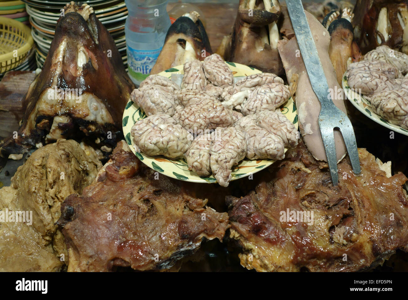 Gehirne von Schafen zum Verkauf auf dem Markt in Place Djemaa el Fna abends, Marrakesch, Marokko Stockfoto