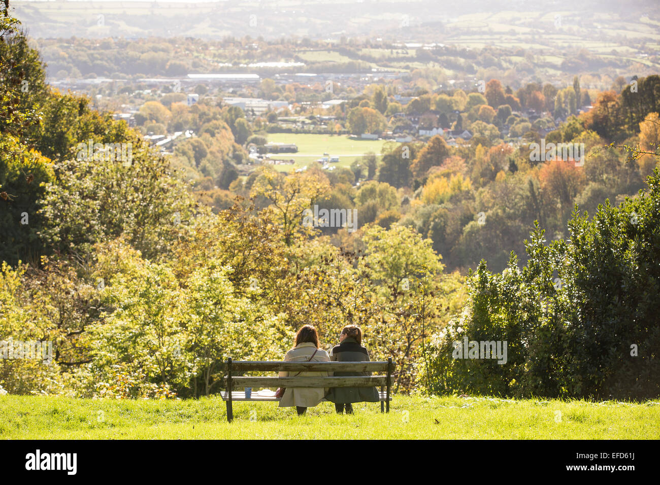 Menschen genießen Sie den Blick von einer Bank durch die Clifton Suspension Bridge in Bristol an einem sonnigen Tag. Stockfoto