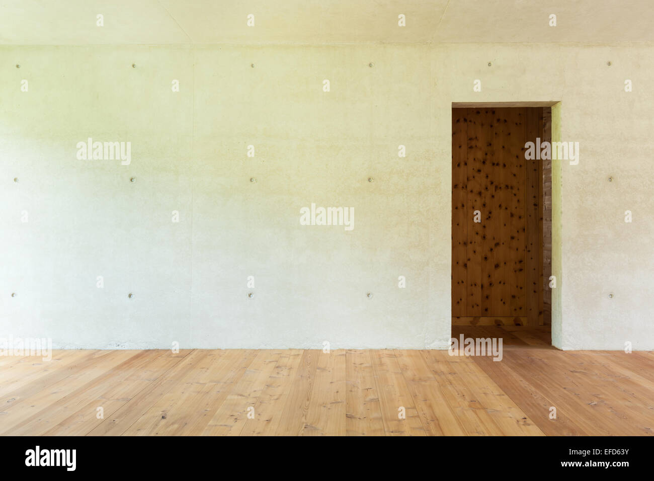 neue Wohnung in Zement und Holz, Beton Wand Stockfoto