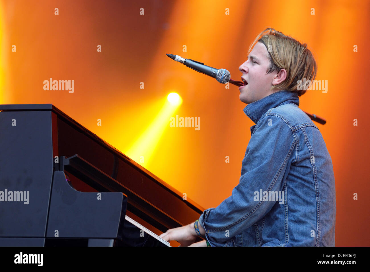 BENICASSIM, Spanien - 18 Juli: Tom Odell (britischer Sänger, Songwriter und Pianist) singt und spielt Klavier auf FIB Festival. Stockfoto