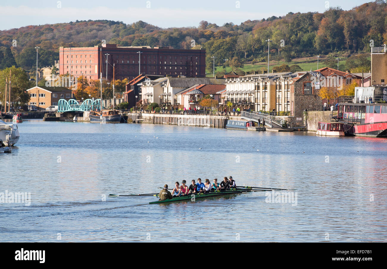 Eine Crew von Ruderern machen ihren Weg durch das Wasser von dem Schwimmdock in Bristol an einem sonnigen Tag. Stockfoto