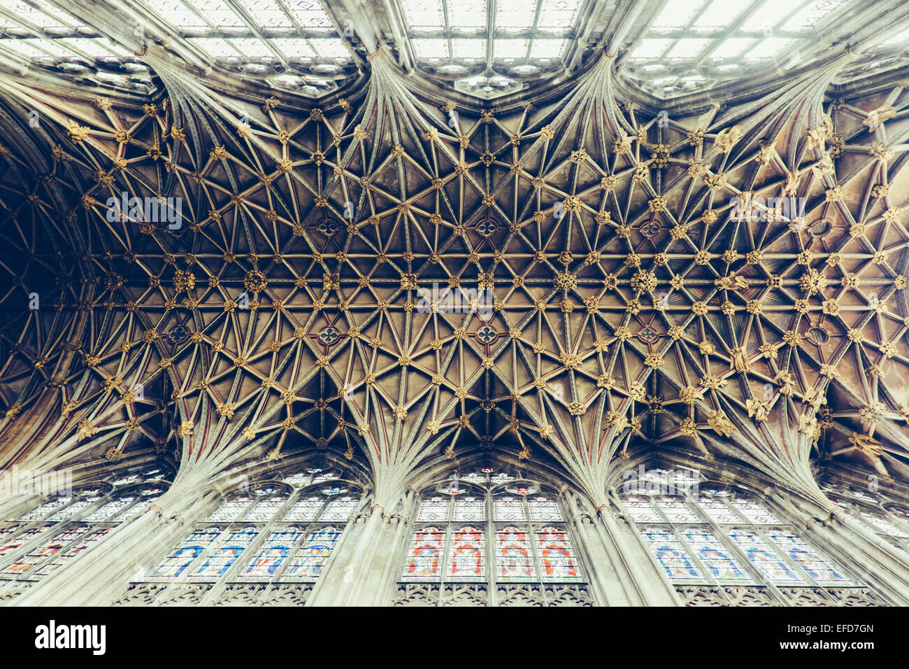 Wölbungen und Bögen, die in das Dach der gotischen Kathedrale von Gloucester Stockfoto