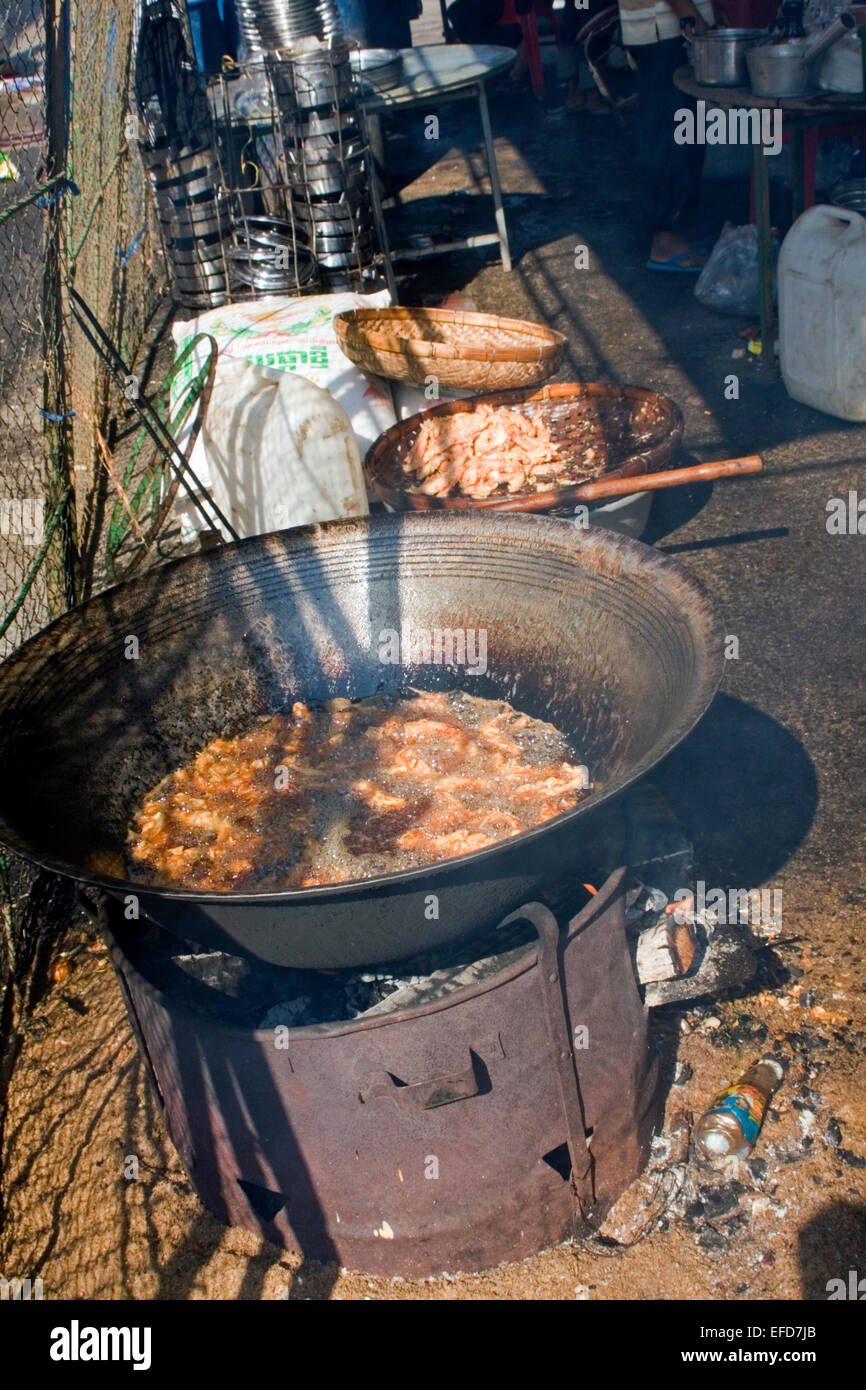 Im heißen Öl auf einer Stadtstraße in Kampong Cham, Kambodscha ist Street essen Fleisch braten. Stockfoto