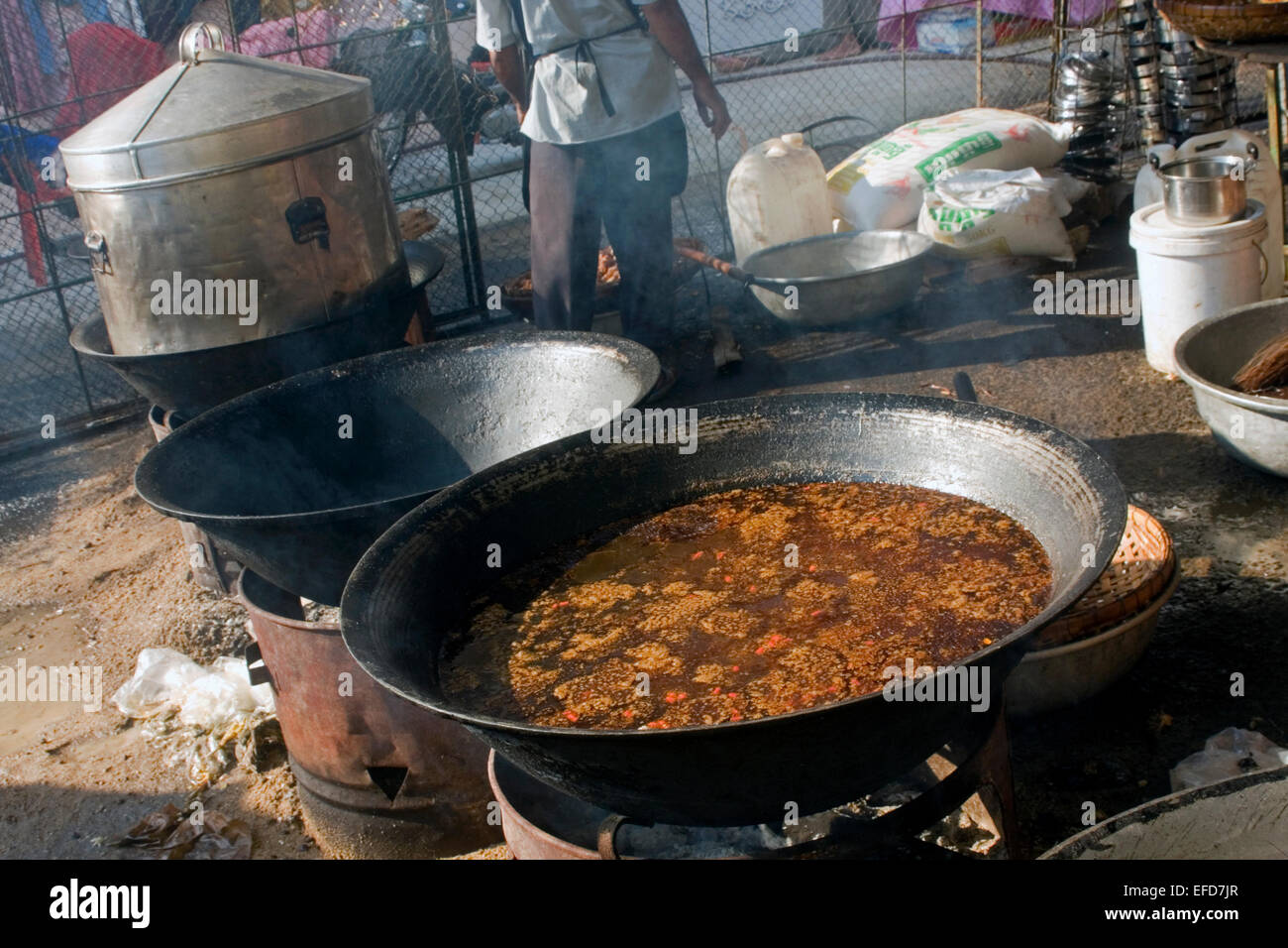 Zum Würzen von Suppen Brühe kocht in einem großen Bottich auf einer Stadtstraße in Kampong Cham, Kambodscha. Stockfoto