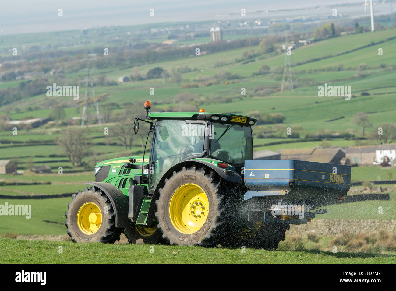 John Deere 6126r Dnger auf hochgelegenen Weiden, Lancashire, UK zu  verbreiten Stockfotografie - Alamy