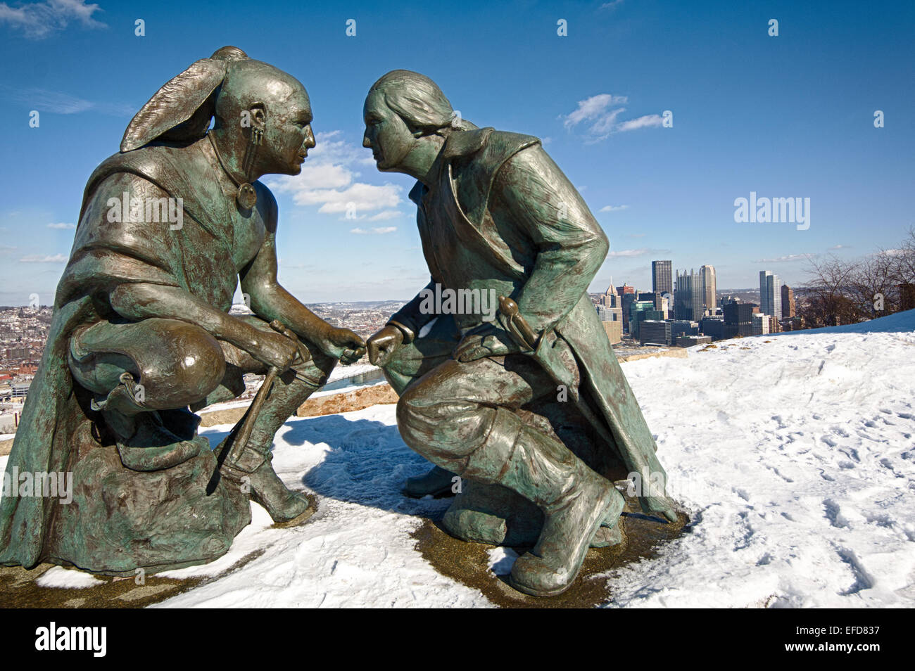 "Point Of View" ist ein Bronze-Skulptur des Künstlers James West, der sitzt in View Park auf Mt. Washington, Pittsburgh, PA. Stockfoto