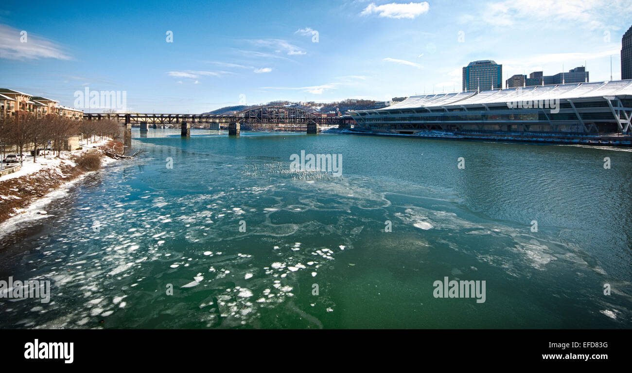 David L. Lawrence Convention Center auf dem eisigen Allegheny River, Pittsburgh, Pennsylvania, USA Stockfoto