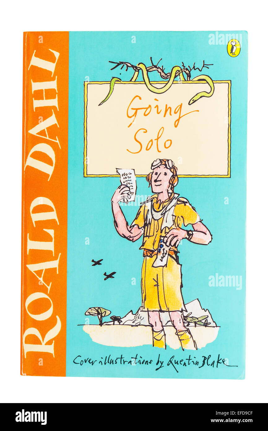 Das Going Solo Buch von Roald Dahl auf weißem Hintergrund Stockfoto