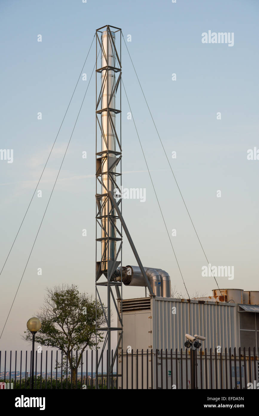 Metall Schornstein ein Luft-Produktionsanlage Stockfoto