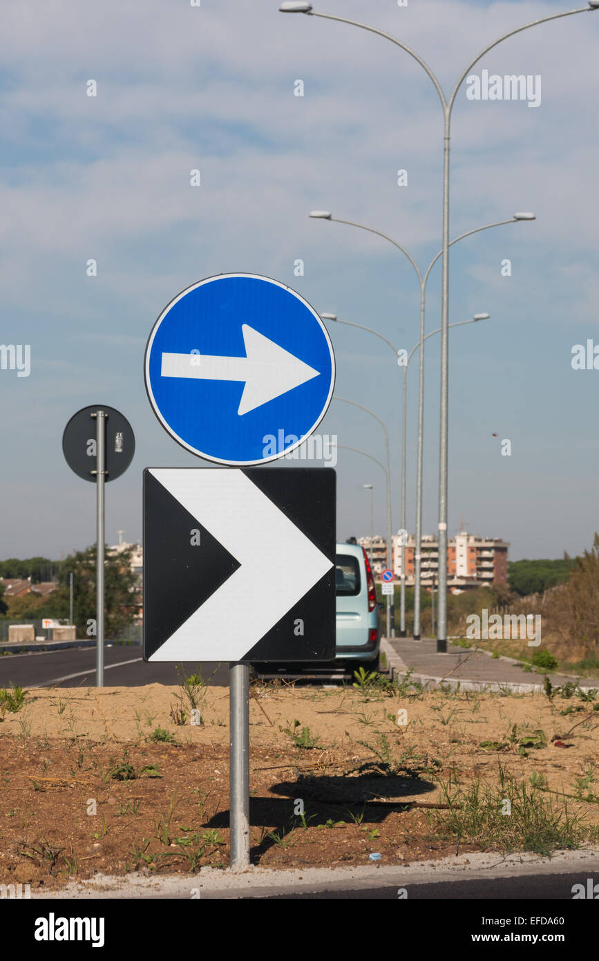 Signpostin auf der Autobahn rechts drehen Stockfoto