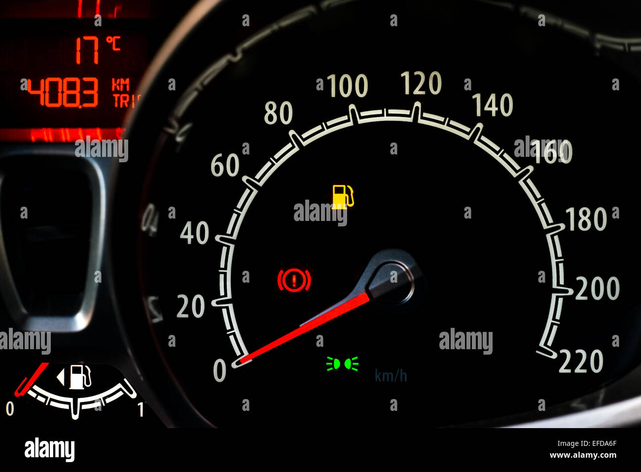 Rote und weiße Kilometerzähler in einer Auto-Konsole Stockfoto