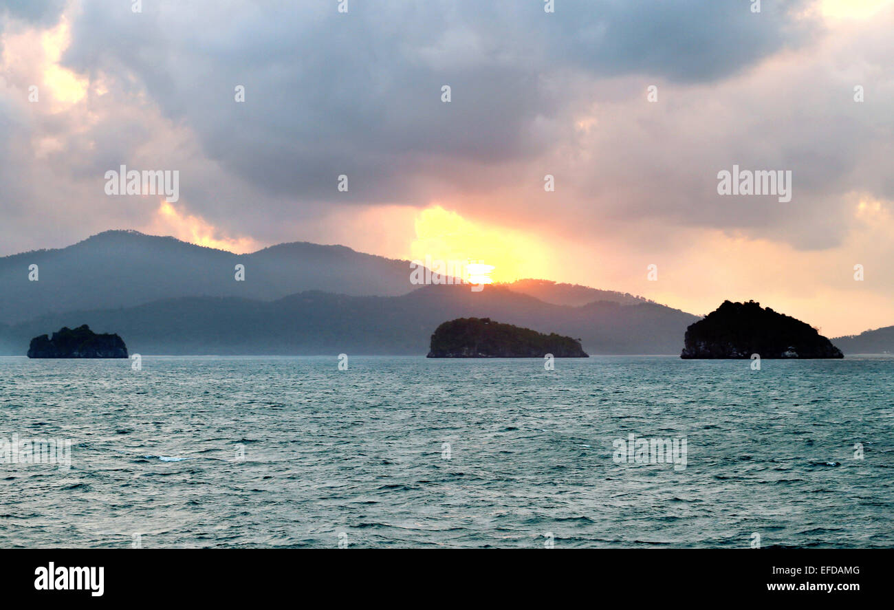 Schönen Abend Sonnenuntergang spiegelt sich im Meer Stockfoto