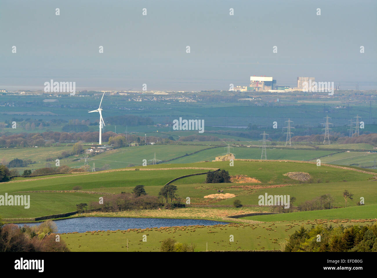 Kernkraftwerk Heysham und einer betriebene Windkraftanlage auf dem Lande, Lancashire, UK Stockfoto