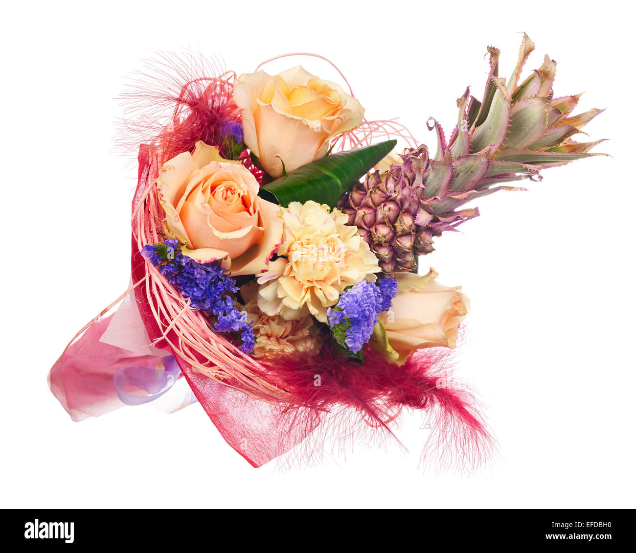Schöner Blumenstrauß Rosen, Nelken, dekorativen Ananas und andere Blumen in  rot Paket isoliert auf weißem Hintergrund Stockfotografie - Alamy