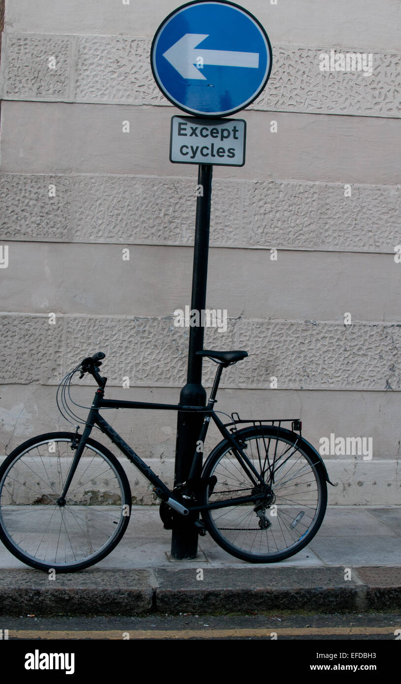 Fahrrad und Zeichen Stockfoto