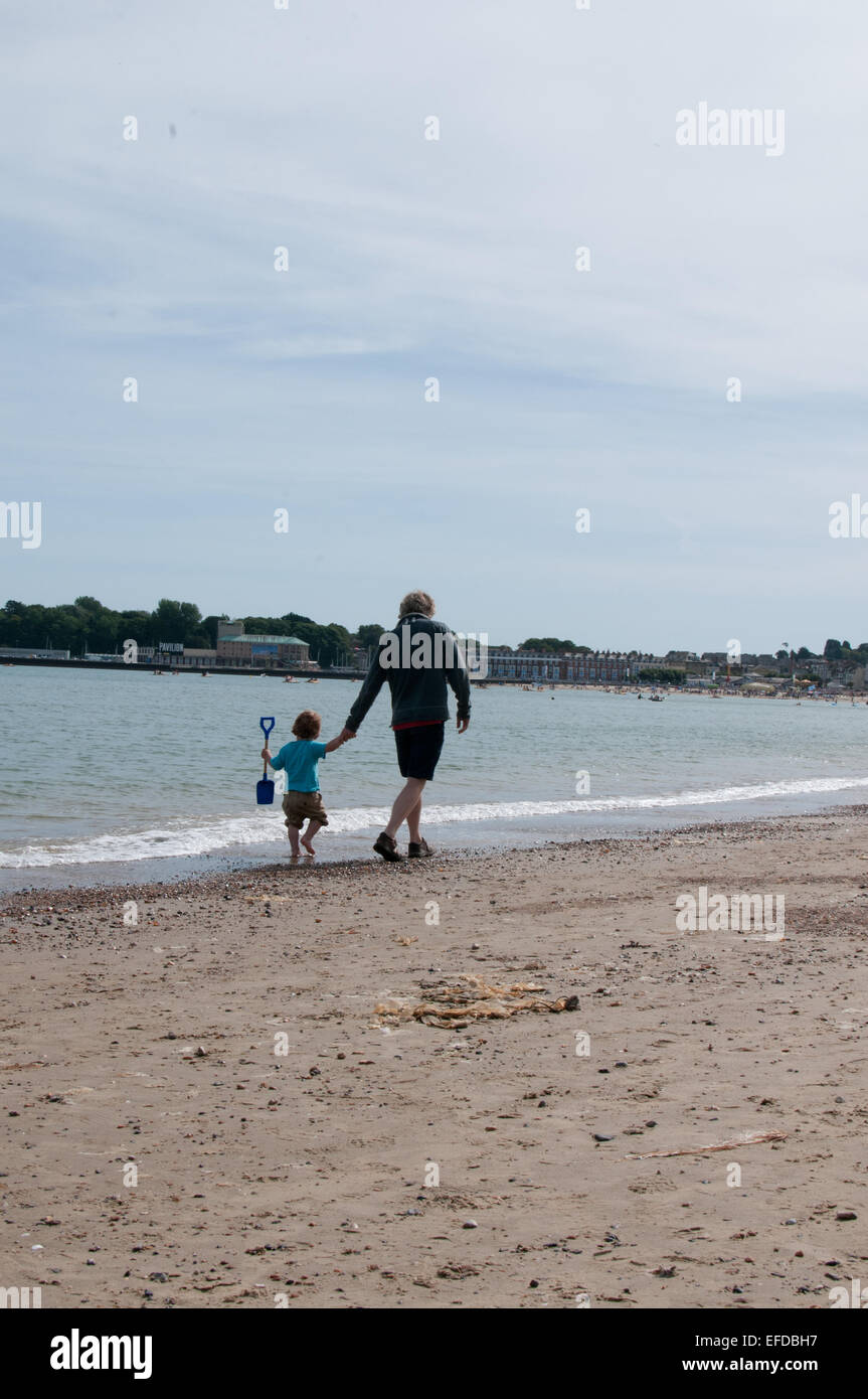 Vater und Sohn zu Fuß am Strand Stockfoto