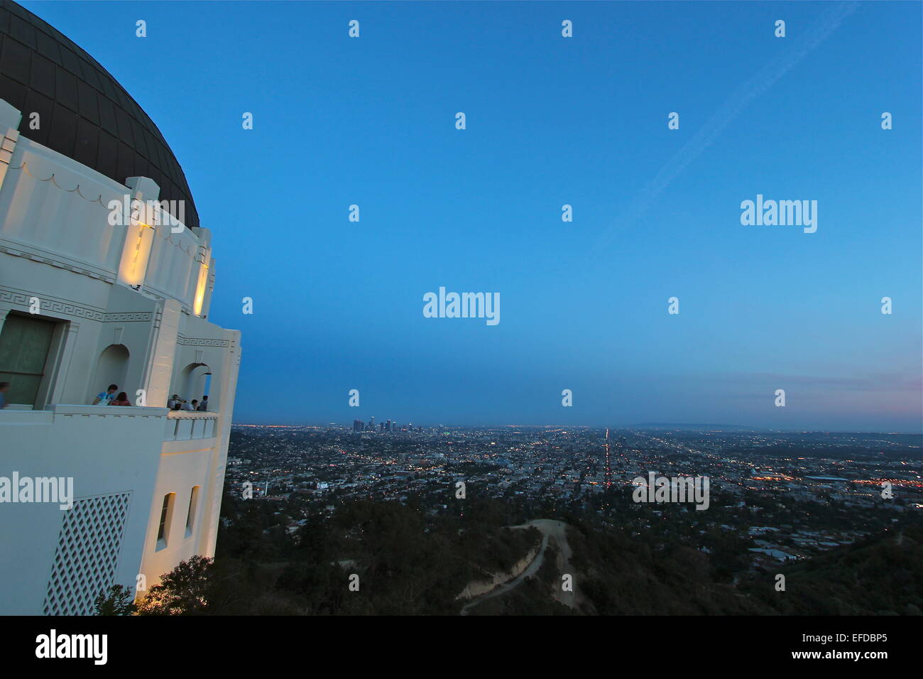 Griffith Observatory suchen downtown Los Angeles in der Abenddämmerung Stockfoto