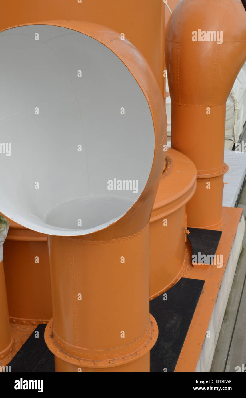 Schiffe der Lüftung Trichter auf deck Stockfoto