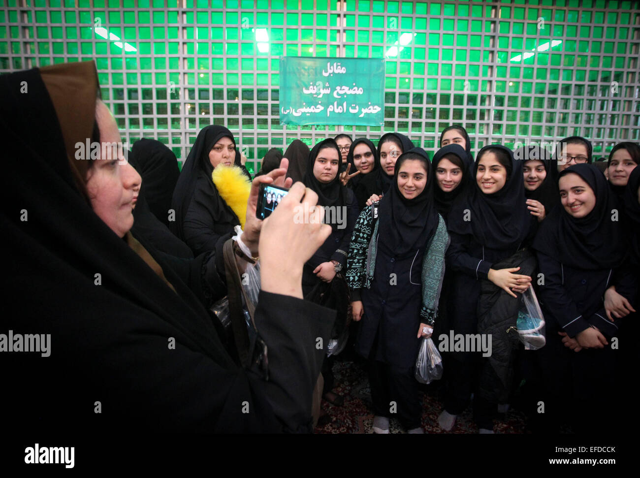 Teheran. 1. Februar 2015. Iraner besuchen eine Zeremonie zum 36. Jahrestag der Rückkehr aus dem Exil des Gründers der islamischen Republik Iran, Ayatollah Ruhollah Khomeini am 1. Februar 2015 Khomeinis Mausoleum in einem Vorort von Teheran. Bildnachweis: Ahmad Halabisaz/Xinhua/Alamy Live-Nachrichten Stockfoto