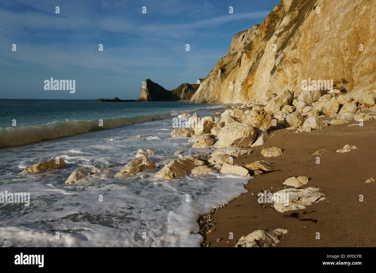 Mit Blick auf Durdle Dor, mit O'War Kopf im Mittelgrund. Kreide sackte von den Klippen im Vordergrund. Stockfoto